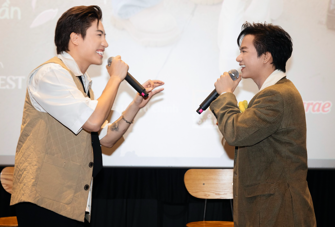 Anh Tú (bên trái) và Bùi Công Nam thể hiện ca khúc chủ đề chương trình Xuân hạ thu đông rồi lại xuân mùa 3. Cả hai đều là cái tên nhận được chú ý sau khi tham gia hai show Anh trai say hi và Anh trai vượt ngàn chông gai. Anh Tú (bên trái) và Bùi Công Nam thể hiện ca khúc chủ đề chương trình Xuân hạ thu đông rồi lại xuân mùa 3. Cả hai đều là cái tên nhận được chú ý sau khi tham gia hai show Anh trai say hi và Anh trai vượt ngàn chông gai.