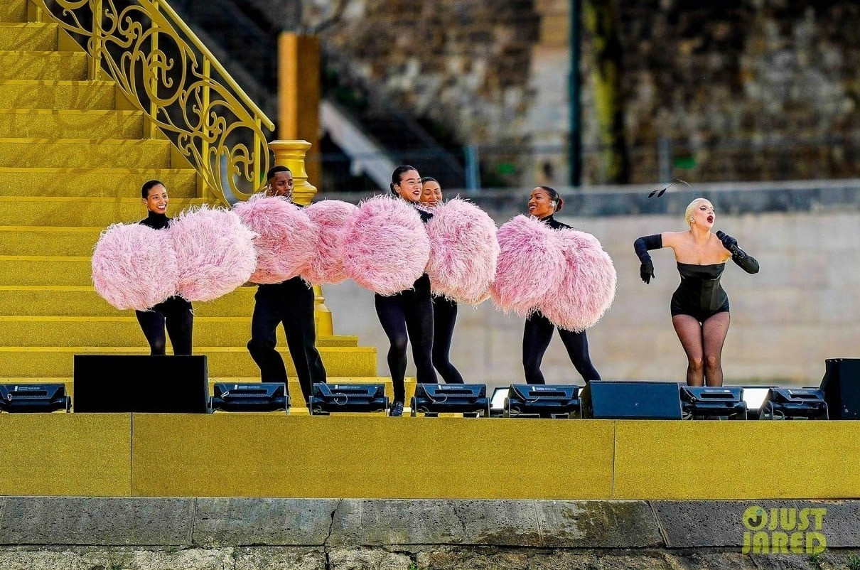 Lady Gaga diễn ở phần mở đầu khai mạc. Cô hát nhạc Pháp sau đó chơi piano. Ảnh: JustJared.