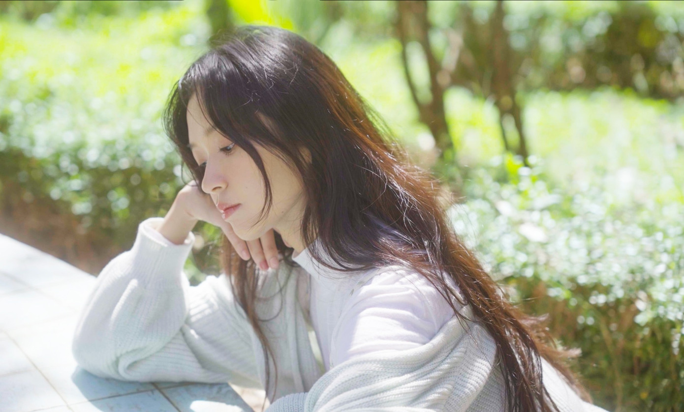 Nữ ca sĩ sinh năm 1993 được nhận xét có nét đẹp trong sáng, thanh thuần, được kỳ vọng phù hợp với thị hiếu của khán giả Trung Quốc. Nữ ca sĩ sinh năm 1993 được nhận xét có nét đẹp trong sáng, thanh thuần, được kỳ vọng phù hợp với thị hiếu của khán giả Trung Quốc.