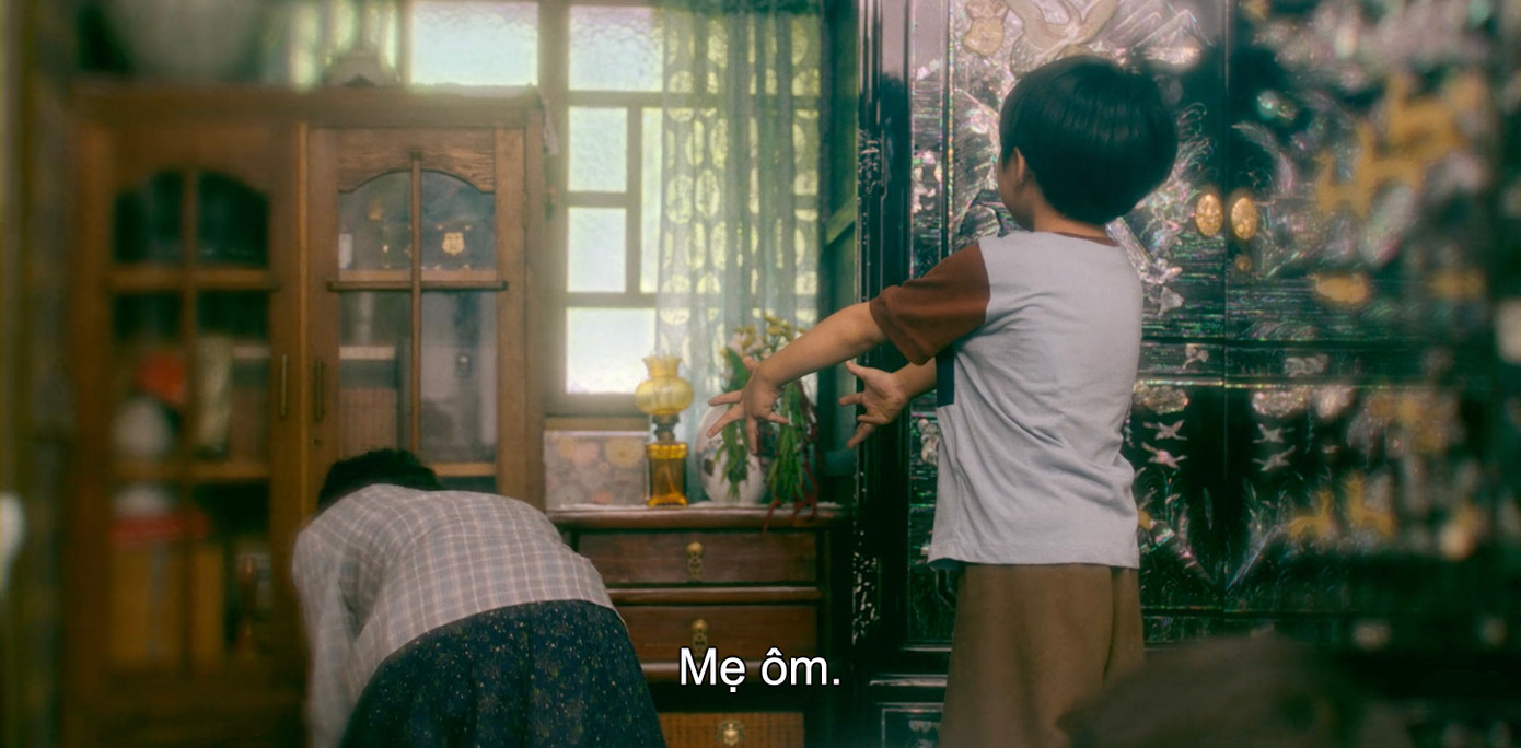 Cơn bão mùa hè năm ấy dữ dội quét qua Jeju, cuốn phăng mọi thứ trên đường đi và cướp đi đứa con bé bỏng của vợ chồng Ae Sun - Gwan Shik. Tất cả giờ đây chỉ còn những ngày dài chìm trong tang tóc, nỗi đau khôn nguôi và những ký ức cuối cùng về thiên thần nhỏ đã vĩnh viễn rời xa họ…