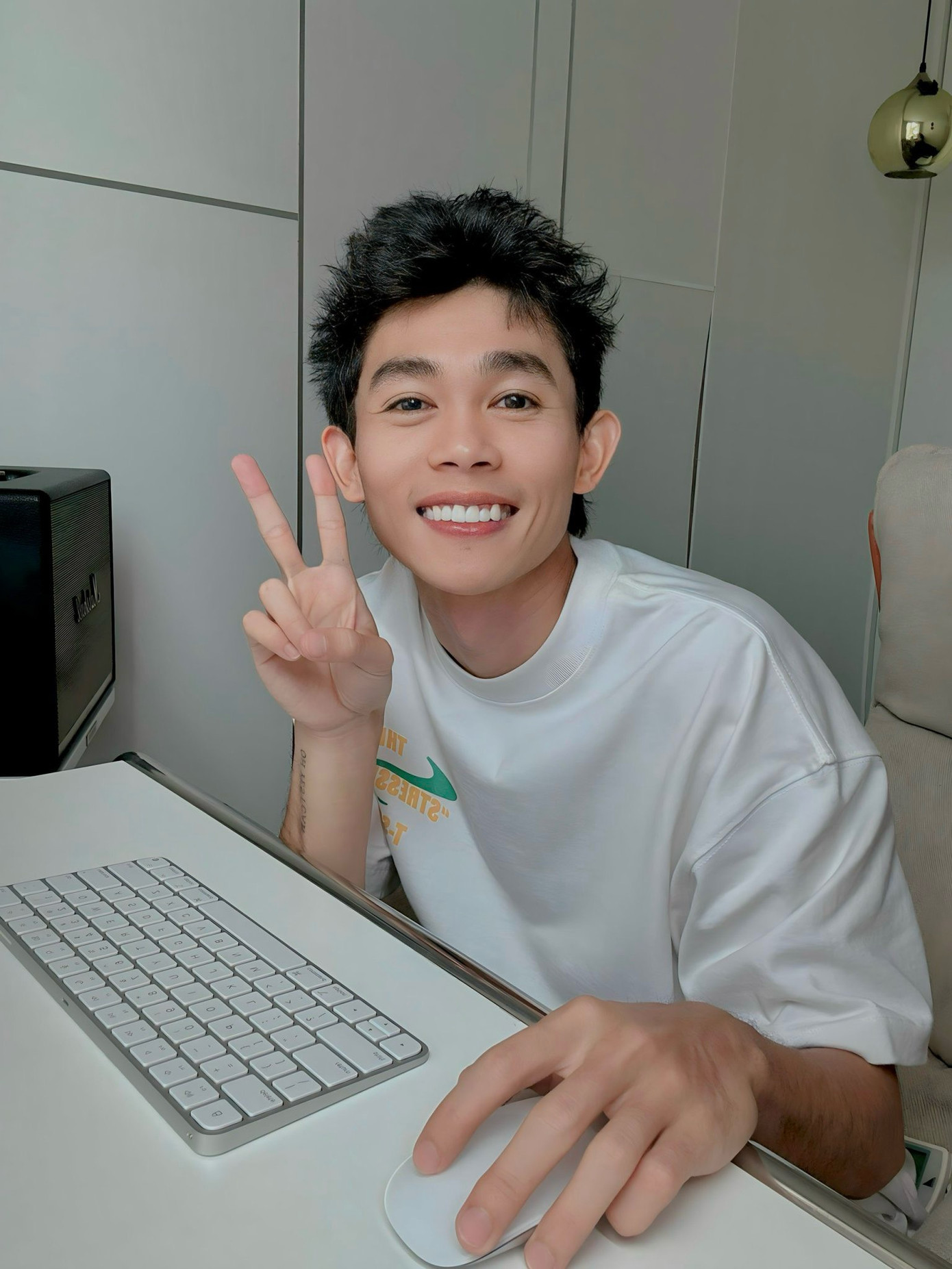 Ồn ào khen Đất rừng phương Nam thái quá của Hồng Thanh liên lụy đến bạn gái DJ Mie. Nam diễn viên lên tiếng xin lỗi và hoàn tiền cho khán giả. Ồn ào khen Đất rừng phương Nam thái quá của Hồng Thanh liên lụy đến bạn gái DJ Mie. Nam diễn viên lên tiếng xin lỗi và hoàn tiền cho khán giả.