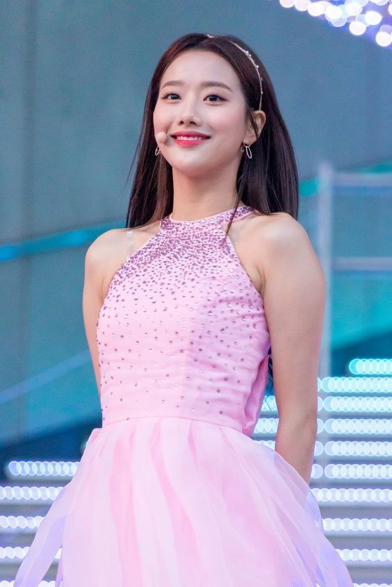 Ngôi sao sinh năm 1999 từng đứng hạng nhất cuộc bình chọn nữ thần tượng xinh đẹp nhất Kpop do Daily Sports thực hiện.