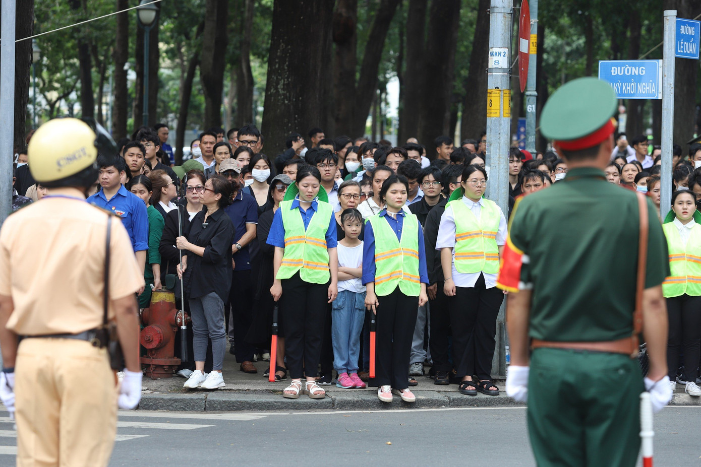 Dòng người trang nghiêm, kính cẩn tiễn biệt Tổng Bí thư Nguyễn Phú Trọng trong Lễ Truy điệu.