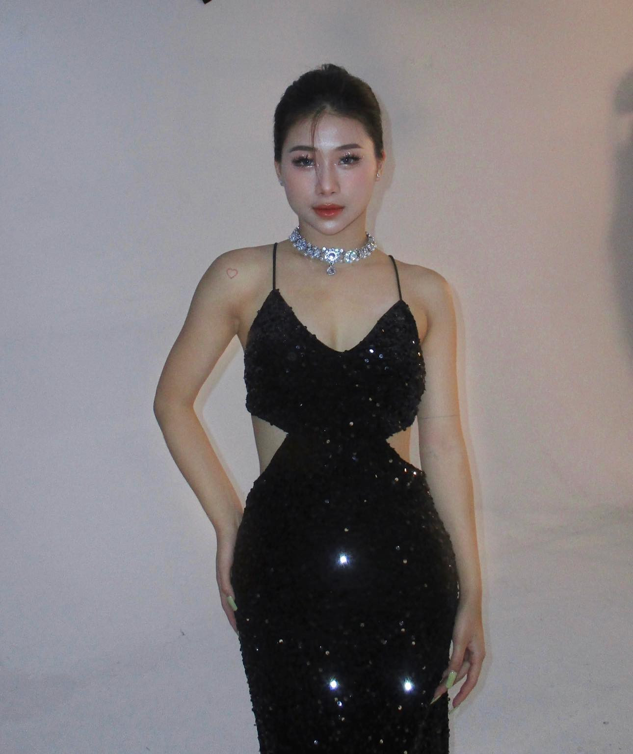 Lối trang điểm kiểu đậm, sắc sảo được Như Phương yêu thích với đường eyeliner ấn tượng, đôi môi căng mọng, gợi cảm. Lối trang điểm kiểu đậm, sắc sảo được Như Phương yêu thích với đường eyeliner ấn tượng, đôi môi căng mọng, gợi cảm.