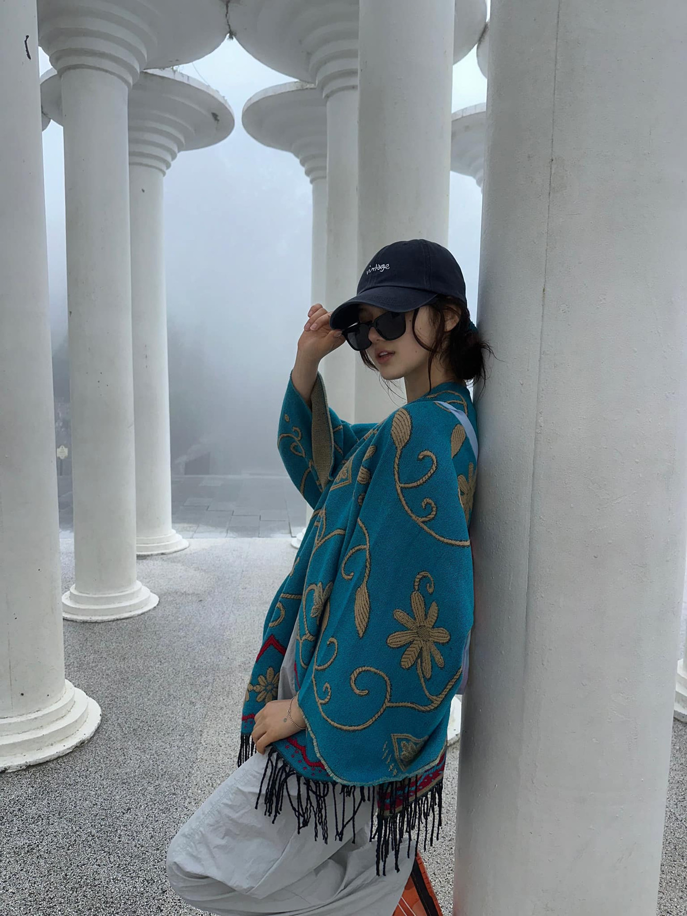 Tuy nhiên, ngày 14/1, một số người bất ngờ đăng tải hình ảnh, video bắt gặp thần tượng nhóm NewJeans dạo phố cổ Hội An. Danielle đeo kính râm, đội mũ, ăn diện đơn giản nhưng vẫn hút sự chú ý nhờ vóc dáng mảnh mai cùng làn da trắng.