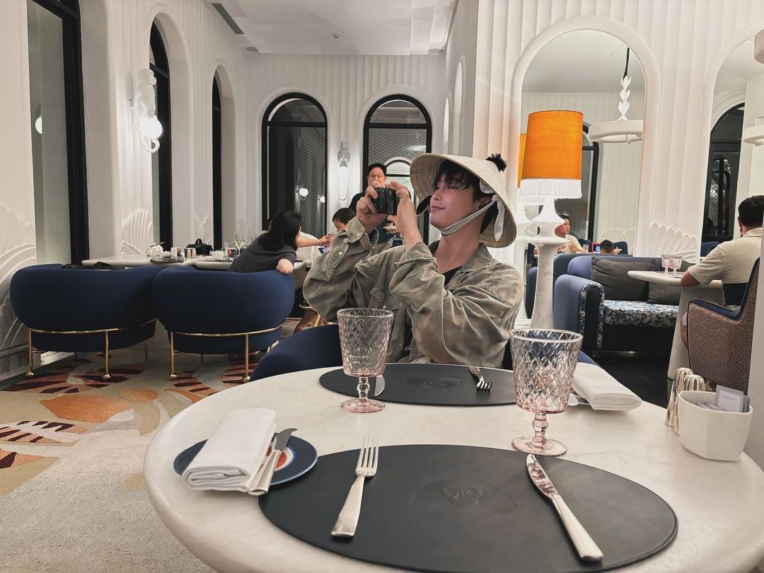 Lee Jong Suk chia sẻ chuyến đi nghỉ dưỡng ở Đà Nẵng lên trang cá nhân. Ảnh: @jongsuk0206.