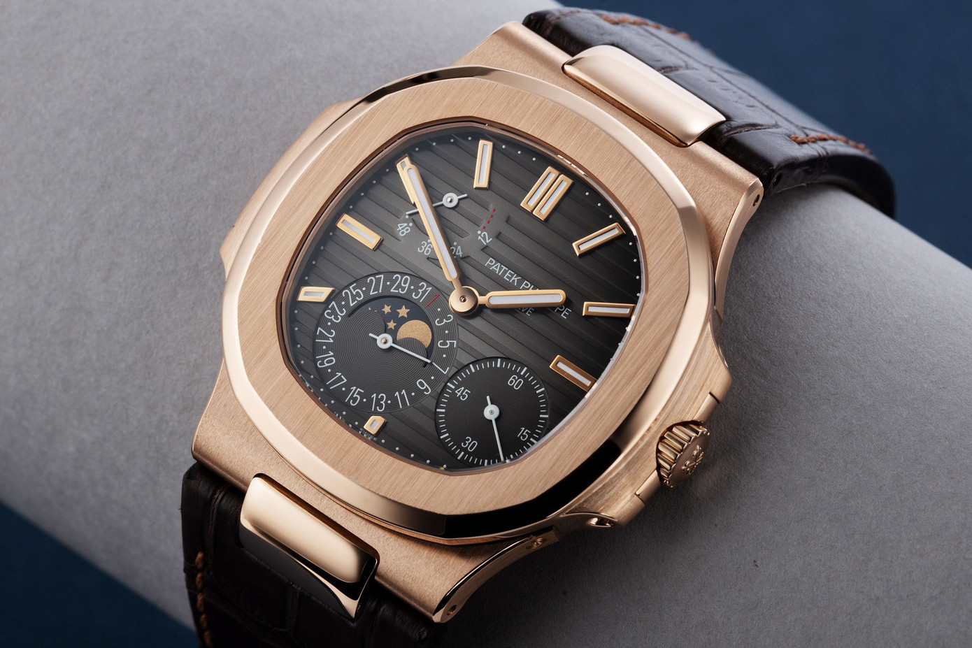 Cầu thủ quê Hà Nội ưa chuộng đồng hồ thể thao đến từ Patek Philippe có mã Patek Philippe Nautilus 5712R màu vàng hồng có giá trị lên tới 2,3 tỷ đồng.