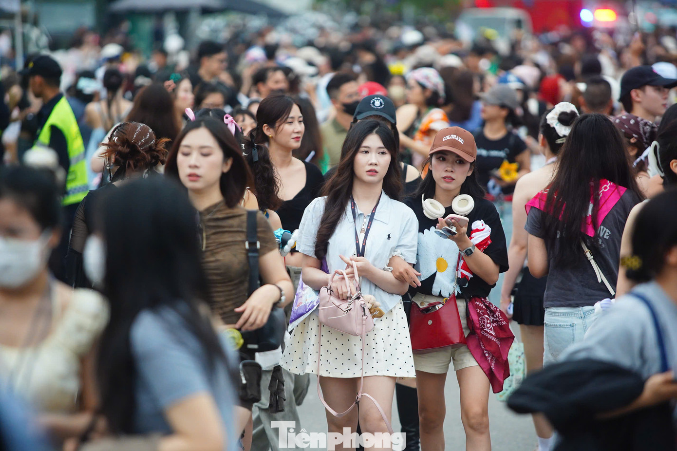 Bên cạnh G-Dragon, sự kiện quy tụ nhiều tên tuổi Kpop như CL, TEMPEST, DPR IAN, tripleS và thu hút khoảng 40.000 khán giả đến sân vận động quốc gia Mỹ Đình, Hà Nội.