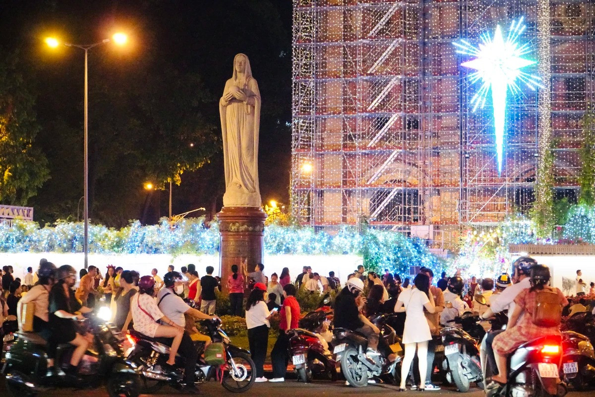 Càng về khuya không khí tại nhà thờ hơn 100 năm tuổi càng trở nên nhộn nhịp hơn.