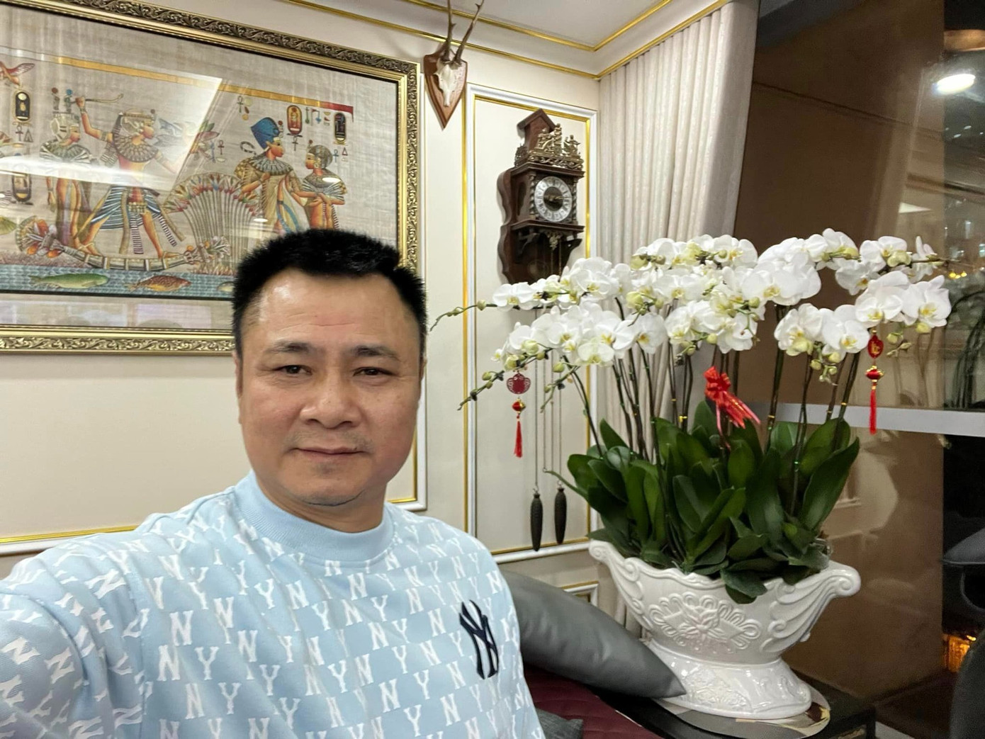 Trên trang cá nhân, NSND Tự Long cập nhập tình hình đón Tết, anh khoe nhiều góc ngập tràn không khí xuân trong nhà. Theo hình ảnh được chính chủ chia sẻ, đủ loại hoa như đào, phong lan, hoa hải đường... được nghệ sĩ ưa chuộng, trưng bày.