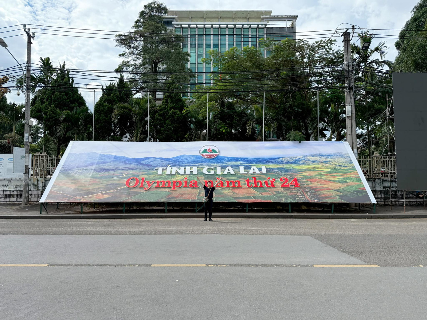 MC Trần Ngọc ở Gia Lai. Năm nay, anh đưa vợ con đi công tác cùng. MC Trần Ngọc ở Gia Lai. Năm nay, anh đưa vợ con đi công tác cùng.