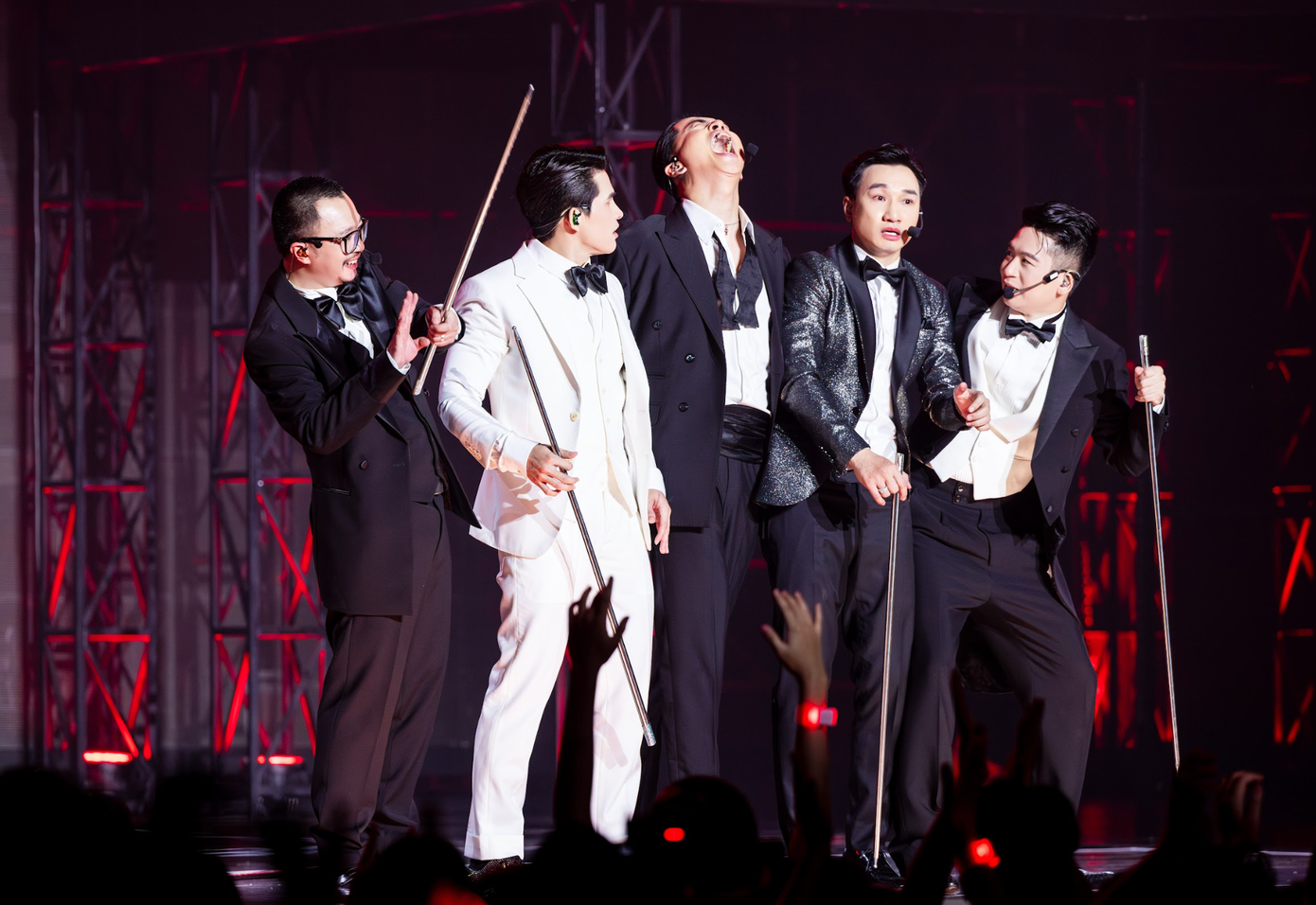 Tuấn Hưng - thành viên nhà Nhà Đam Mê, Quốc Thiên (đeo kính) - Nhà Hát, đã thành công chuyển giao sang nhóm khác. Ảnh: CMH. Tuấn Hưng - thành viên nhà Nhà Đam Mê, Quốc Thiên (đeo kính) - Nhà Hát, đã thành công chuyển giao sang nhóm khác. Ảnh: CMH.