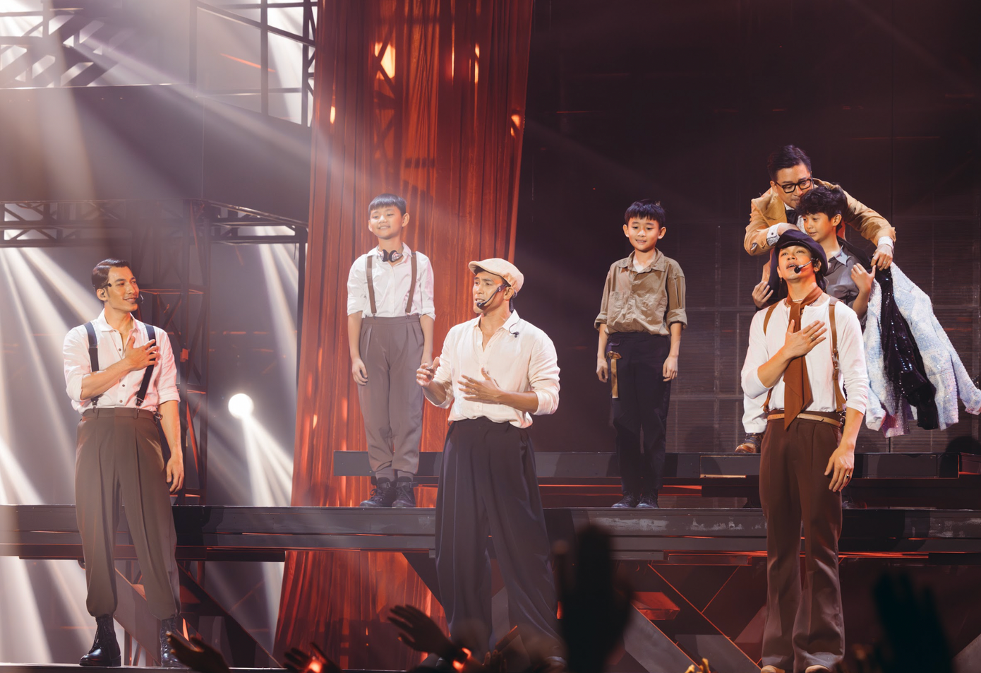 Tuấn Hưng - thành viên nhà Nhà Đam Mê, Quốc Thiên (đeo kính) - Nhà Hát, đã thành công chuyển giao sang nhóm khác. Ảnh: CMH. Tuấn Hưng - thành viên nhà Nhà Đam Mê, Quốc Thiên (đeo kính) - Nhà Hát, đã thành công chuyển giao sang nhóm khác. Ảnh: CMH.