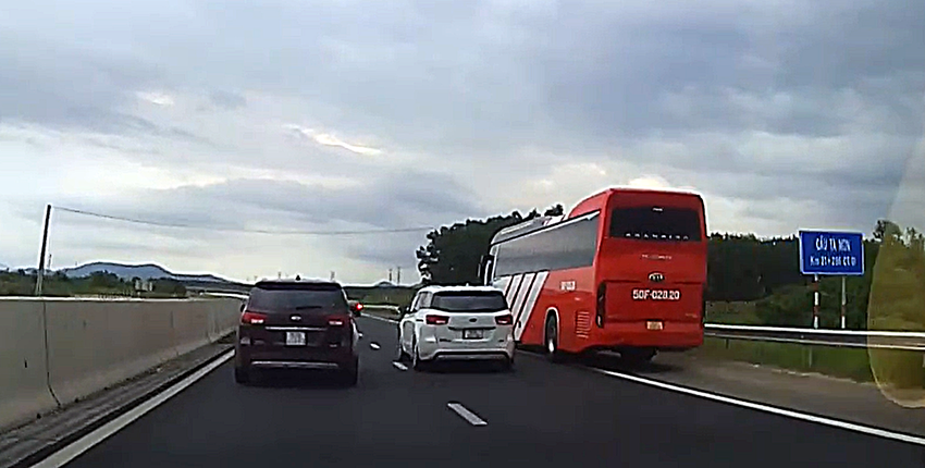 Một xe khách chạy vào làn khẩn cấp, vượt không đúng làn đường. Ảnh cắt từ camera Một xe khách chạy vào làn khẩn cấp, vượt không đúng làn đường. Ảnh cắt từ camera