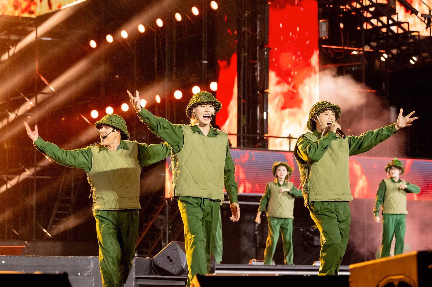 Concert ATVNCG hút 20.000 khán giả tham dự. Concert ATVNCG hút 20.000 khán giả tham dự.