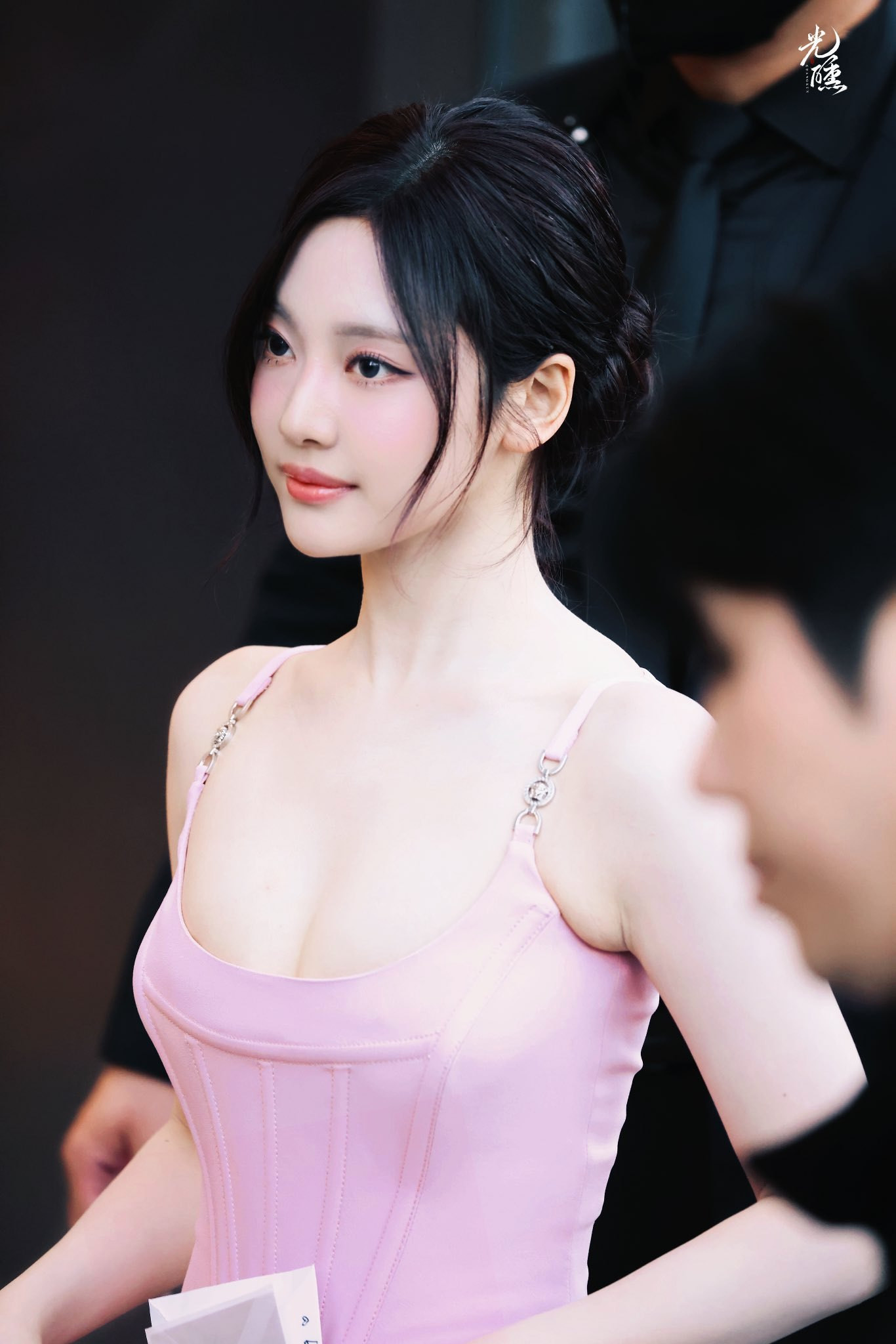 Ningning nhóm aespa dự sự kiện Versace hôm 2/3, tổ chức tại Bắc Kinh (Trung Quốc). Nữ thần tượng diện váy bó sát, tôn vòng một. Cô được khen ngợi vóc dáng và thần thái khi lấn sân trở thành đại sứ hãng thời trang đình đám. Ningning nhóm aespa dự sự kiện Versace hôm 2/3, tổ chức tại Bắc Kinh (Trung Quốc). Nữ thần tượng diện váy bó sát, tôn vòng một. Cô được khen ngợi vóc dáng và thần thái khi lấn sân trở thành đại sứ hãng thời trang đình đám.