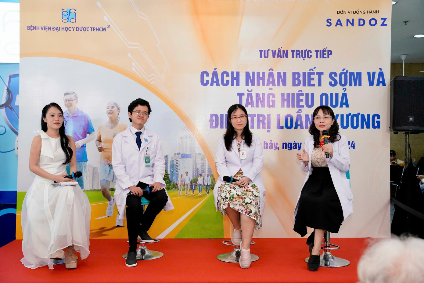 Các bác sĩ, chuyên gia tại Bệnh viện Đại học Y Dược tư vấn cho bệnh nhân Các bác sĩ, chuyên gia tại Bệnh viện Đại học Y Dược tư vấn cho bệnh nhân