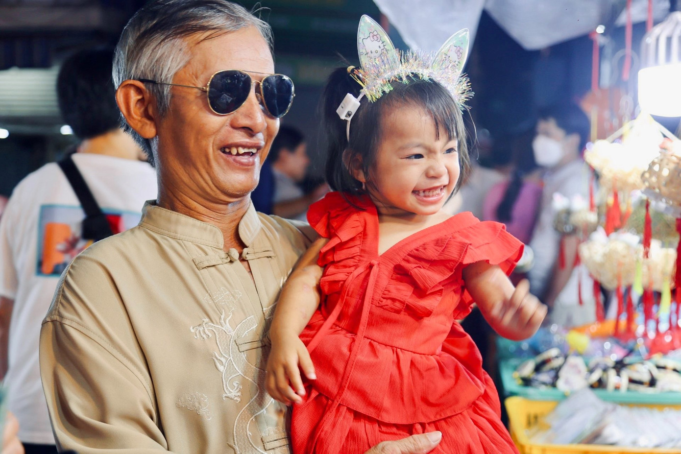 Các em nhỏ được gia đình đầu tư các bộ trang phục dễ thương để dạo phố.