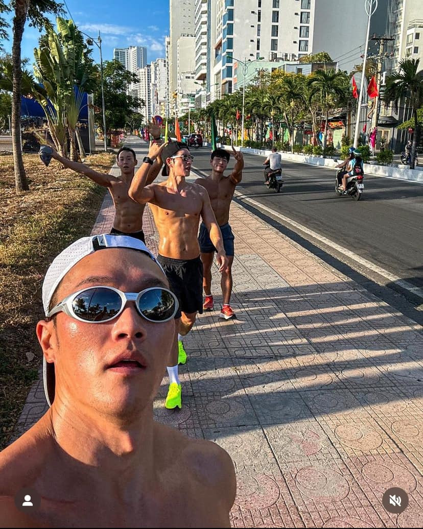 Tài tử cùng bạn bè tận hưởng thời gian ở Việt Nam và rèn luyện thể lực. 5h sáng, họ chạy bộ dọc bờ biển. Hầu hết họ bán khỏa thân, chỉ mặc độc chiếc quần đùi, khoe cơ bắp vạm vỡ. Tài tử cùng bạn bè tận hưởng thời gian ở Việt Nam và rèn luyện thể lực. 5h sáng, họ chạy bộ dọc bờ biển. Hầu hết họ bán khỏa thân, chỉ mặc độc chiếc quần đùi, khoe cơ bắp vạm vỡ.