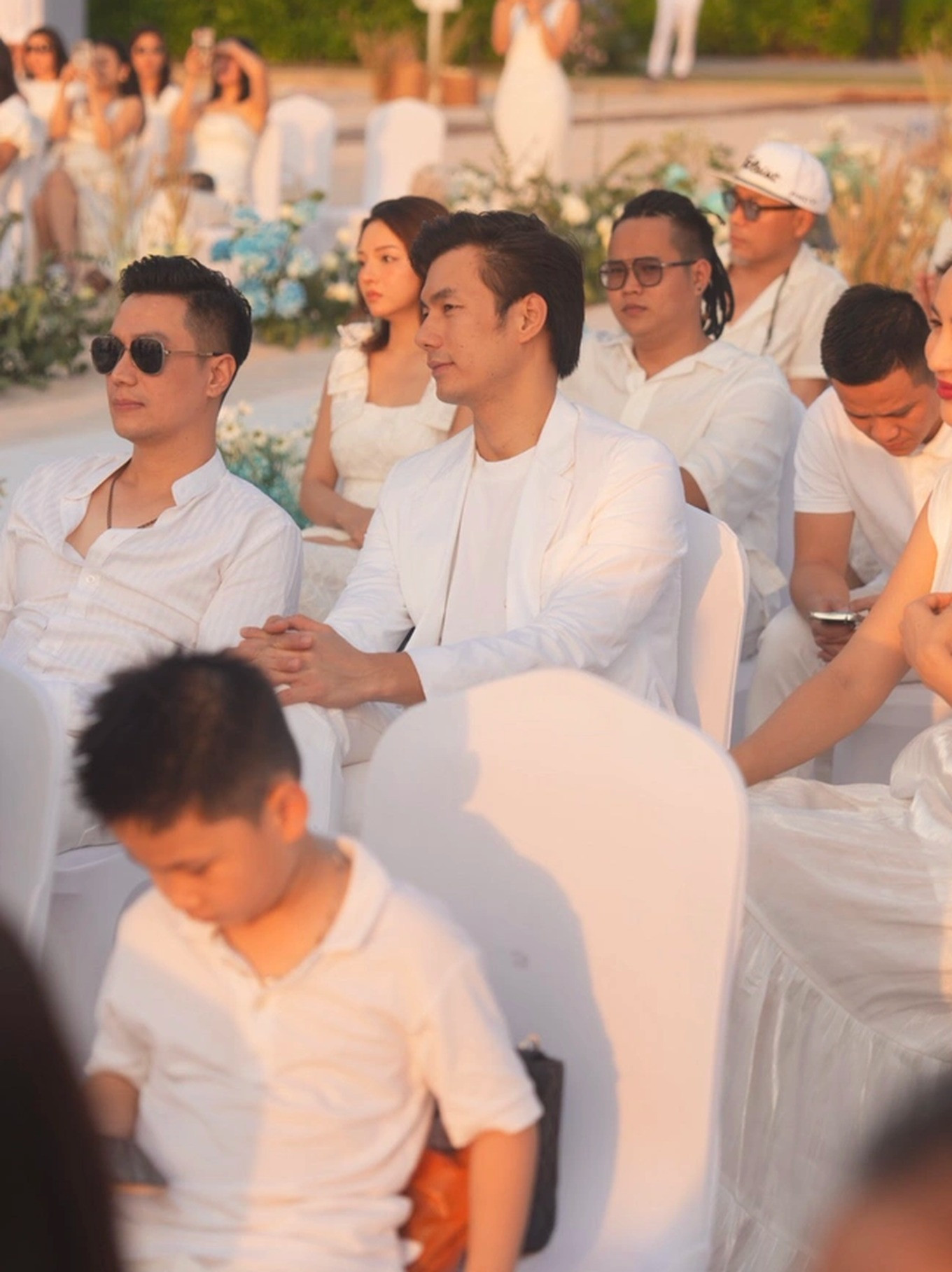 Nhạc sĩ Huy Tuấn, Hoa hậu Mai Phương Thúy, dàn diễn viên VFC như Việt Anh, Nhan Phúc Vinh, Lã Thanh Huyền, Diễm My 9X… đều đến Phú Quốc chứng kiến khoảnh khắc hạnh phúc của Vân Hugo và chồng doanh nhân. Nhạc sĩ Huy Tuấn, Hoa hậu Mai Phương Thúy, dàn diễn viên VFC như Việt Anh, Nhan Phúc Vinh, Lã Thanh Huyền, Diễm My 9X… đều đến Phú Quốc chứng kiến khoảnh khắc hạnh phúc của Vân Hugo và chồng doanh nhân.