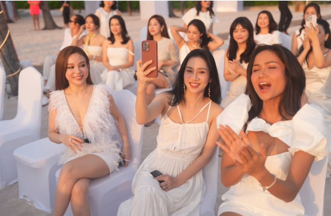 Một số nghệ sĩ diva Mỹ Linh, Diệu Nhi, Khổng Tú Quỳnh… không thể tham dự hôn lễ của Vân Hugo do vướng lịch ghi hình chương trình Chị đẹp đạp gió rẽ sóng. Thay vào đó, Huyền Baby, Phạm Lịch, Hoa hậu H'Hen Niê, MC Hoàng Oanh đều có mặt tại ngày vui của đồng nghiệp. Một số nghệ sĩ diva Mỹ Linh, Diệu Nhi, Khổng Tú Quỳnh… không thể tham dự hôn lễ của Vân Hugo do vướng lịch ghi hình chương trình Chị đẹp đạp gió rẽ sóng. Thay vào đó, Huyền Baby, Phạm Lịch, Hoa hậu H'Hen Niê, MC Hoàng Oanh đều có mặt tại ngày vui của đồng nghiệp.