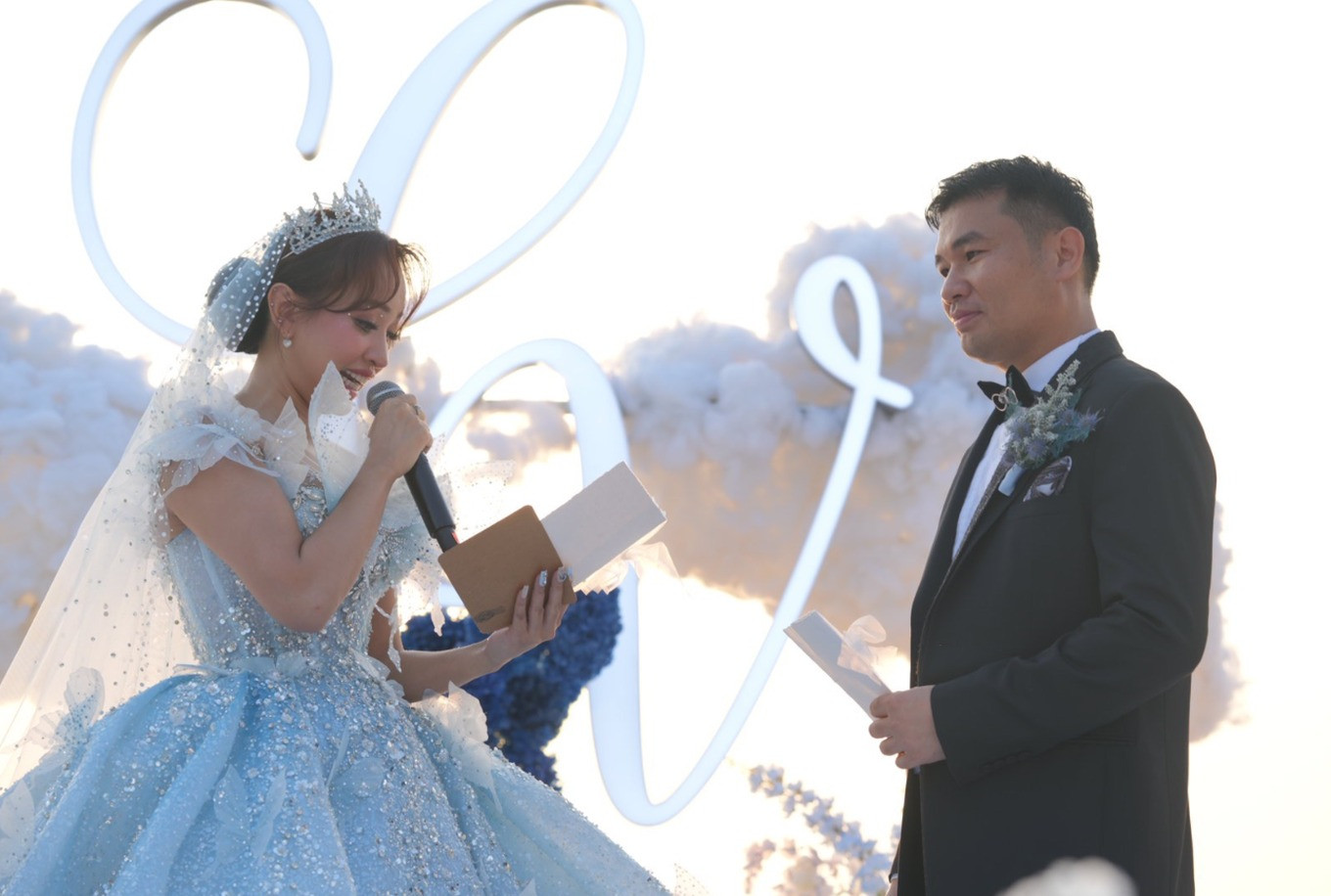 Dành lời yêu thương nhắn nhủ tới bạn đời, Vân Hugo nói: "Thời gian để đưa anh đến với em, đúng như những gì em viết trong cuốn sổ ước về người em muốn được cùng già đi, người sẽ mãi mãi yêu thương và sống hạnh phúc bên em đến cuối đời này. Không phải tự nhiên tên viết tắt của hai ta là C - V, như chồng - vợ, đó là ý trời. Và em là người thuận theo tự nhiên...”. Dành lời yêu thương nhắn nhủ tới bạn đời, Vân Hugo nói: "Thời gian để đưa anh đến với em, đúng như những gì em viết trong cuốn sổ ước về người em muốn được cùng già đi, người sẽ mãi mãi yêu thương và sống hạnh phúc bên em đến cuối đời này. Không phải tự nhiên tên viết tắt của hai ta là C - V, như chồng - vợ, đó là ý trời. Và em là người thuận theo tự nhiên...”.