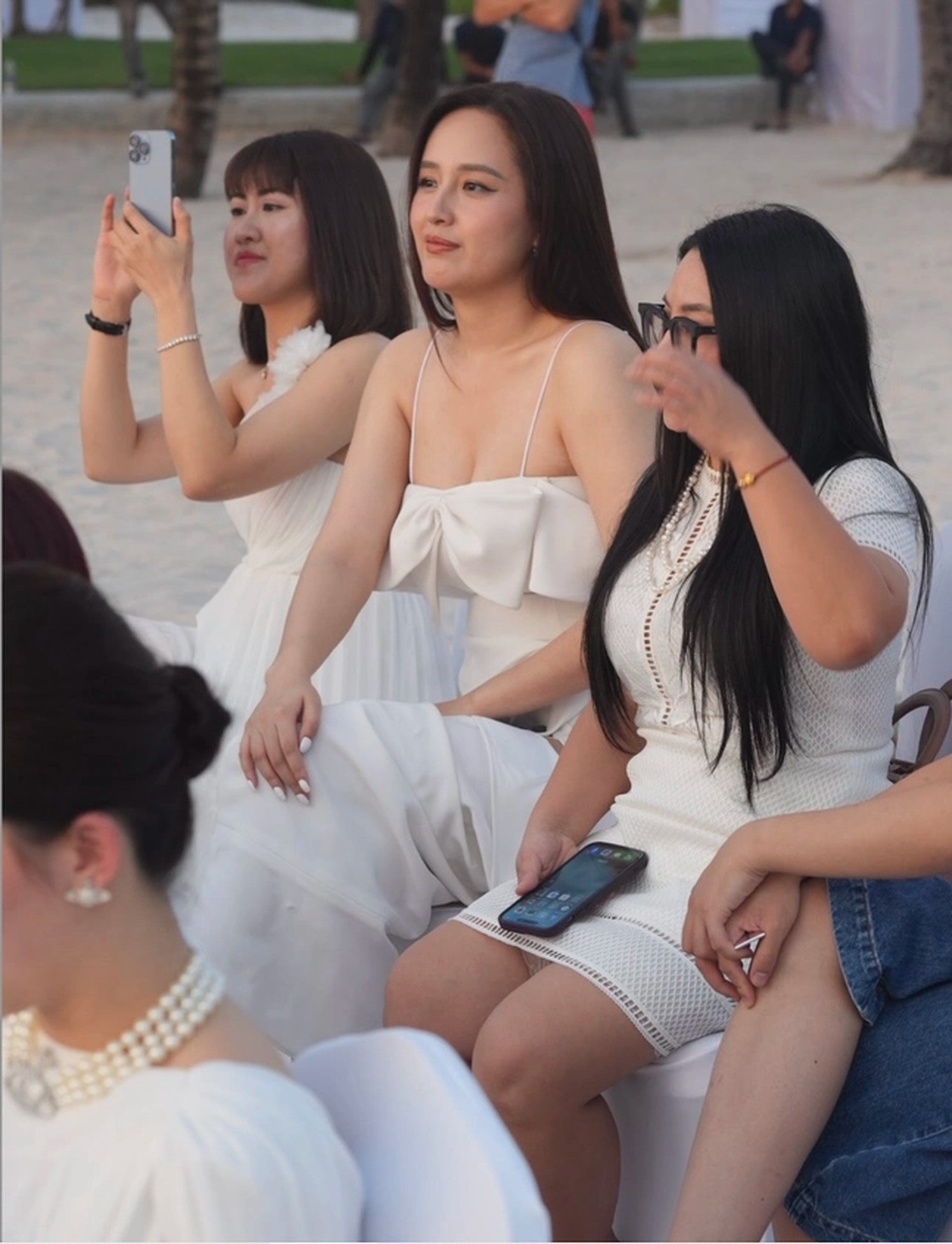 Nhạc sĩ Huy Tuấn, Hoa hậu Mai Phương Thúy, dàn diễn viên VFC như Việt Anh, Nhan Phúc Vinh, Lã Thanh Huyền, Diễm My 9X… đều đến Phú Quốc chứng kiến khoảnh khắc hạnh phúc của Vân Hugo và chồng doanh nhân. Nhạc sĩ Huy Tuấn, Hoa hậu Mai Phương Thúy, dàn diễn viên VFC như Việt Anh, Nhan Phúc Vinh, Lã Thanh Huyền, Diễm My 9X… đều đến Phú Quốc chứng kiến khoảnh khắc hạnh phúc của Vân Hugo và chồng doanh nhân.