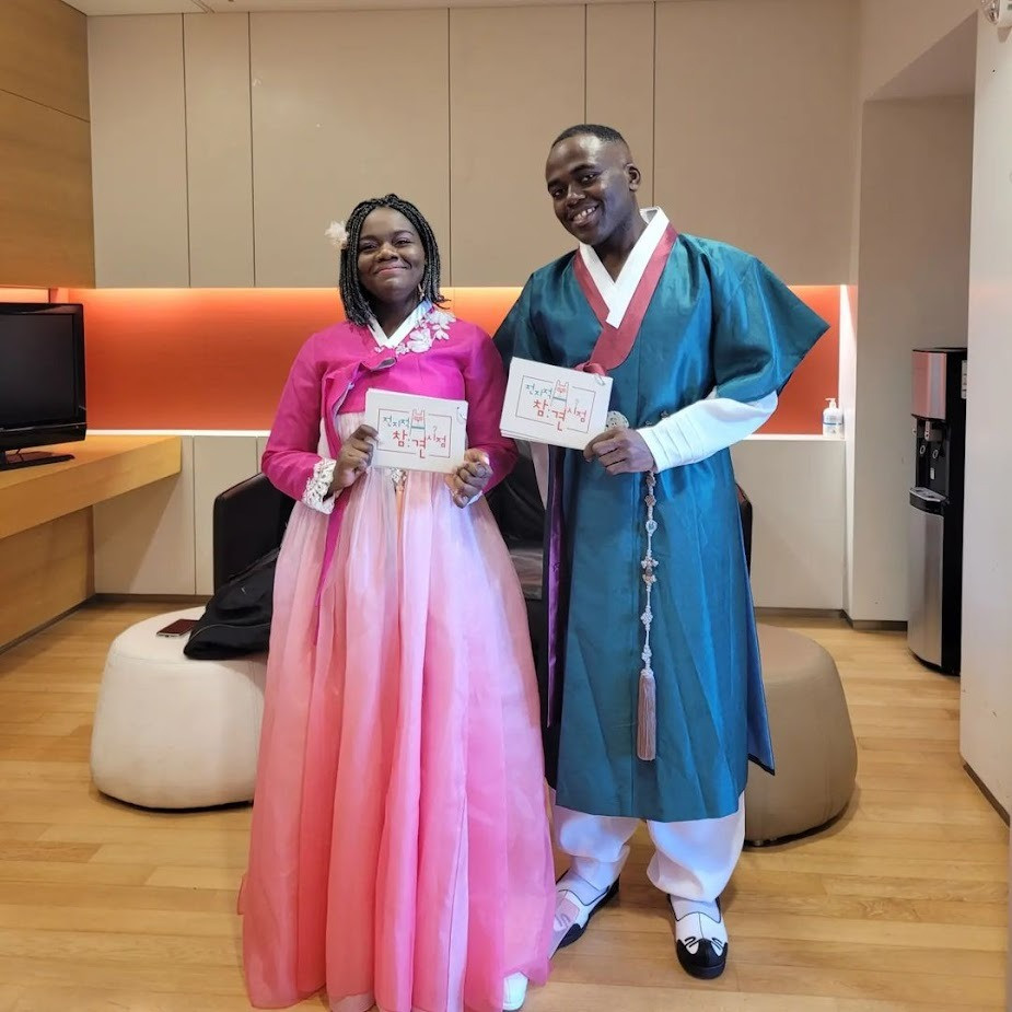 Cặp anh em Jonathan và Patricia (trái).