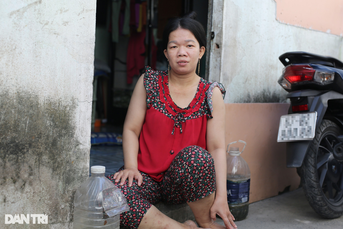 Chị Muội (vợ anh Tân) cho biết đã 2 cái Tết chưa có điều kiện về thăm quê (Ảnh: An Huy). Chị Muội (vợ anh Tân) cho biết đã 2 cái Tết chưa có điều kiện về thăm quê (Ảnh: An Huy).