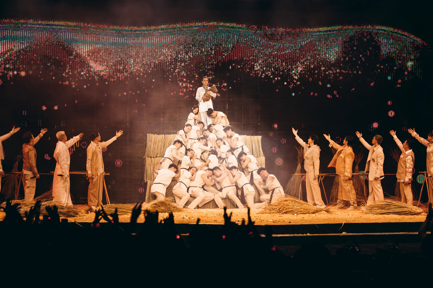 S.T Sơn Thạch đảm nhiệm dựng sân khấu.