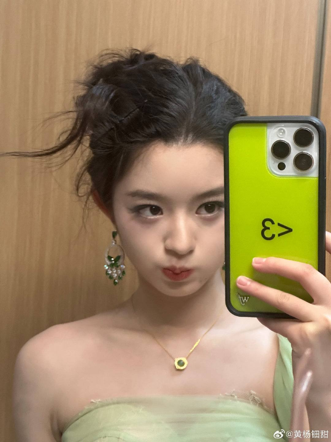 Đôi hoa tai 2,3 triệu NDT khởi nguồn cho lùm xùm của nữ diễn viên sinh năm 2007. Đôi hoa tai 2,3 triệu NDT khởi nguồn cho lùm xùm của nữ diễn viên sinh năm 2007.