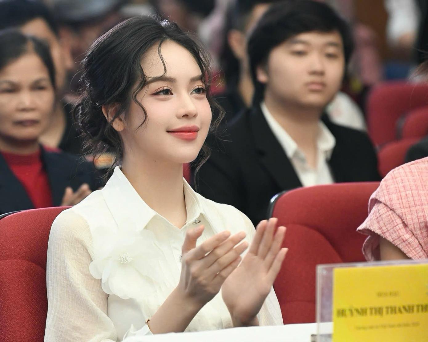 Chia sẻ với Tiền Phong, Thanh Thủy cho biết: &quot;Lễ trao giải &apos;Bền Đam Mê&apos; truyền rất nhiều cảm hứng cho các bạn trẻ xuất sắc trong nhiều lĩnh vực. Tuy thuộc nhiều lĩnh vực khác nhau, họ đều biết cách giữ đam mê và một lòng theo đuổi để trở thành những cá nhân xuất sắc trong lĩnh vực của mình. Với những thành tích nổi bật đó, họ đã cống hiến cho đất nước. Tôi rất khâm phục những bạn từ những nơi khác nhau trên thế giới bay về Việt Nam để nhận giải thưởng. Điều này cho thấy sự trân trọng của các bạn với &apos;Bền Đam Mê&apos;&quot;.