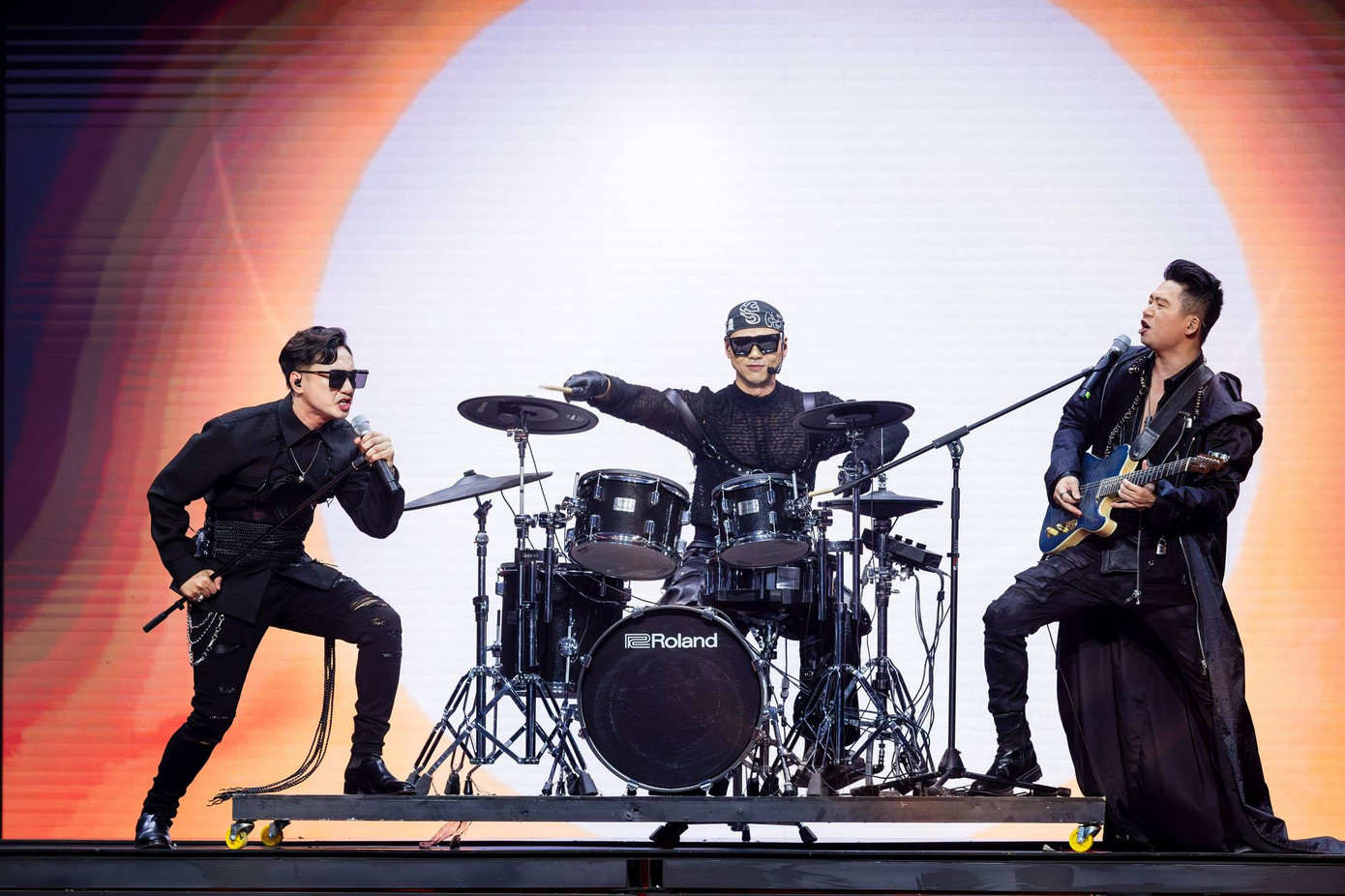 Show Anh trai say hi (trái) đối đầu Anh trai vượt ngàn chông gai. Show Anh trai say hi (trái) đối đầu Anh trai vượt ngàn chông gai.