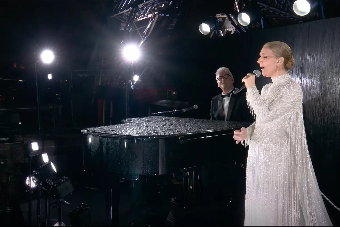 Diva Céline Dion gây xúc động khi hát khai mạc Olympic. Ảnh: NBC.