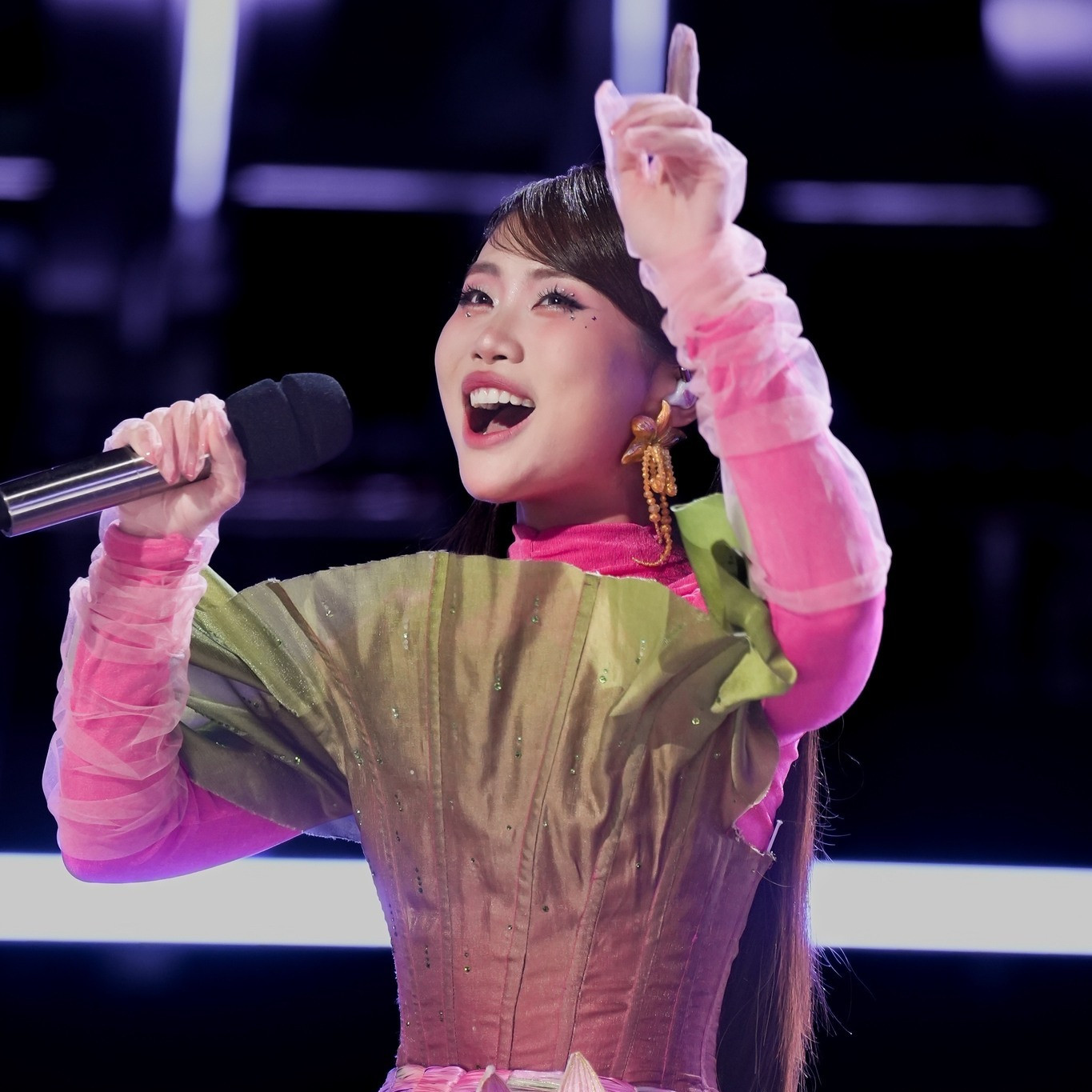 Phương Mỹ Chi trong chương trình Sing! Asia đang là &quot;hắc mã&quot; trên &quot;trận địa&quot; trending YouTube Việt Nam. Ảnh: FBNV.