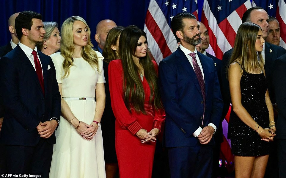 Thay vì ăn mặc mang tính cá nhân như năm 2016, gia đình Trump lần này chú trọng vào "phong cách tinh tế, được thiết kế riêng". Ảnh: Getty. Thay vì ăn mặc mang tính cá nhân như năm 2016, gia đình Trump lần này chú trọng vào "phong cách tinh tế, được thiết kế riêng". Ảnh: Getty.