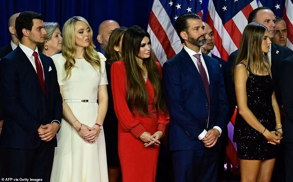 Thay vì ăn mặc mang tính cá nhân như năm 2016, gia đình Trump lần này chú trọng vào "phong cách tinh tế, được thiết kế riêng". Ảnh: Getty. Thay vì ăn mặc mang tính cá nhân như năm 2016, gia đình Trump lần này chú trọng vào "phong cách tinh tế, được thiết kế riêng". Ảnh: Getty.