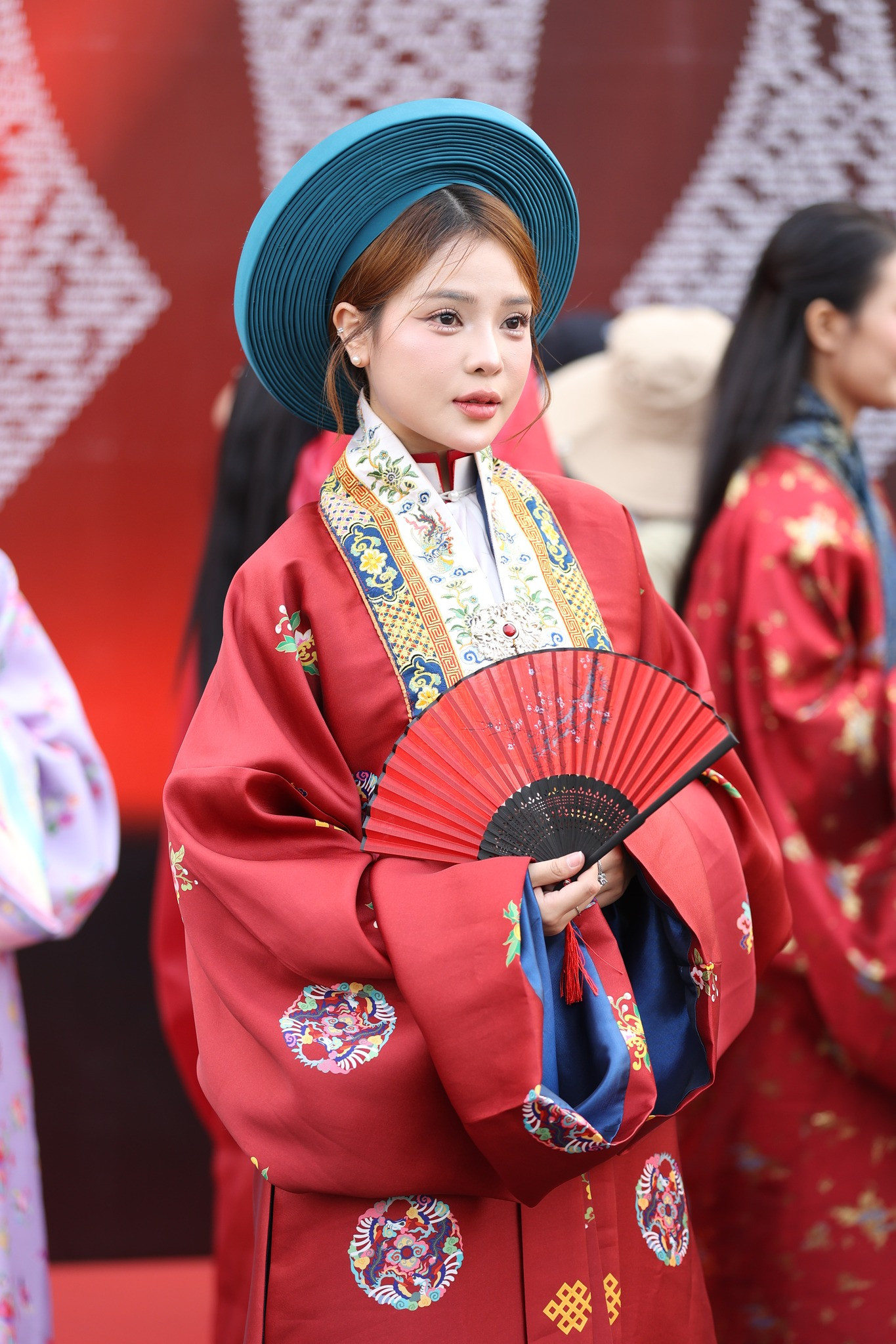 Các bạn trẻ đầu tư trang phục, make up lộng lẫy cho các hoạt động trước thềm concert.