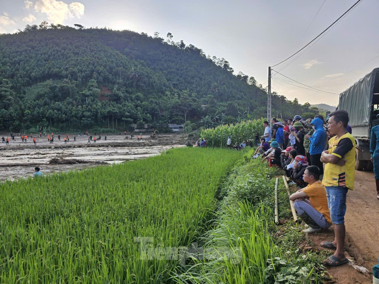 Bộ đội vẫn nỗ lực tìm kiếm nạn nhân mất tích do lũ quét. Ảnh: Hân Nguyễn.