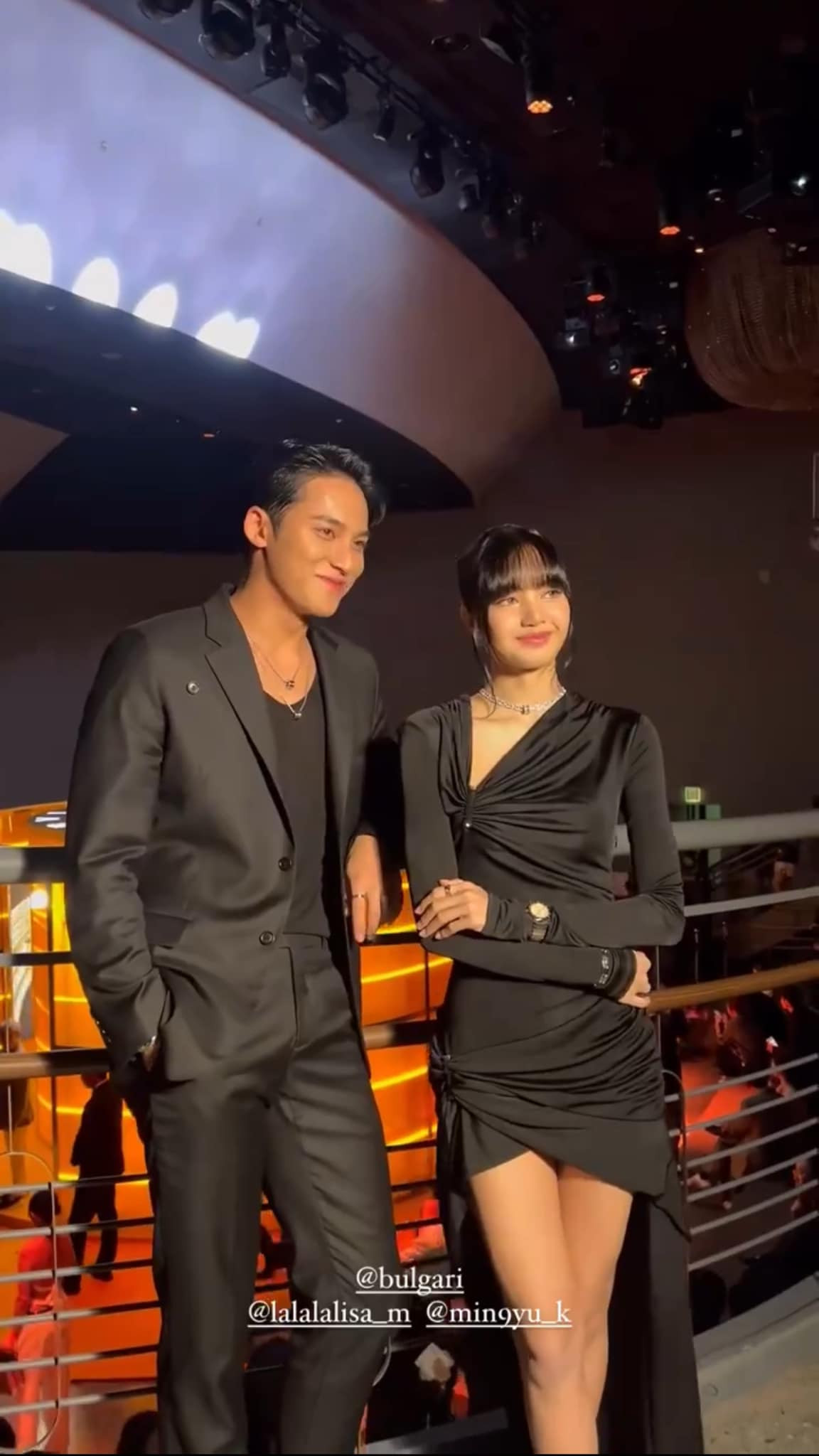 Em út BlackPink tương tác với nhiều đồng nghiệp trong sự kiện. Video Lisa nói cười trò chuyện với bạn đồng niên Mingyu được nhiều người ghi hình lại. Đây là lần hiếm hoi khán giả thấy cô thân thiết với nam ca sĩ nhóm Seventeen. Thời điểm ràng buộc hợp đồng với YG Entertainment, Lisa nói riêng và các thành viên BlackPink nói chung hạn chế khi tương tác với đồng nghiệp nam ngoài công ty.