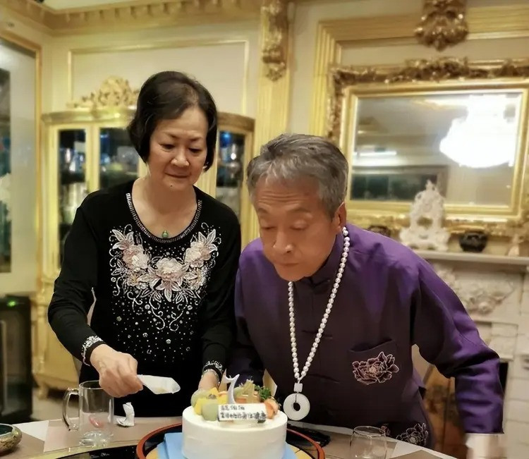 Cuộc sống an nhàn, giàu sang của Phương Cương khi về già.