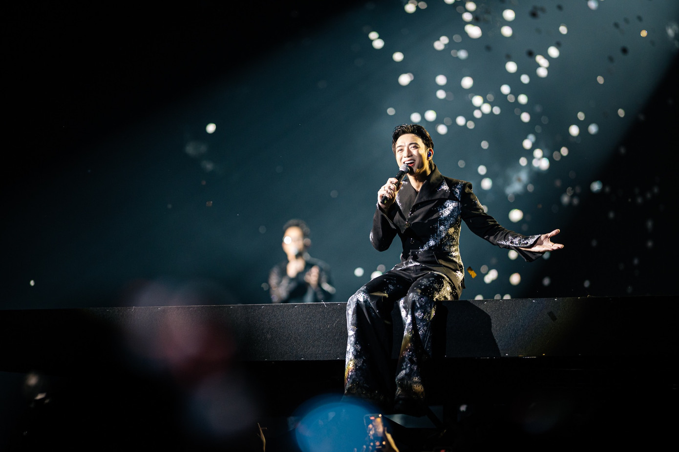 Sau phần mở đầu bùng nổ, Soobin chuyển mạch sang những bản ballad quen thuộc từng gắn liền với tên tuổi anh. Các ca khúc Nếu ngày ấy, Phía sau một cô gái, Tháng năm, Xin đừng lặng im được thể hiện liên tục trong hơn 20 phút.