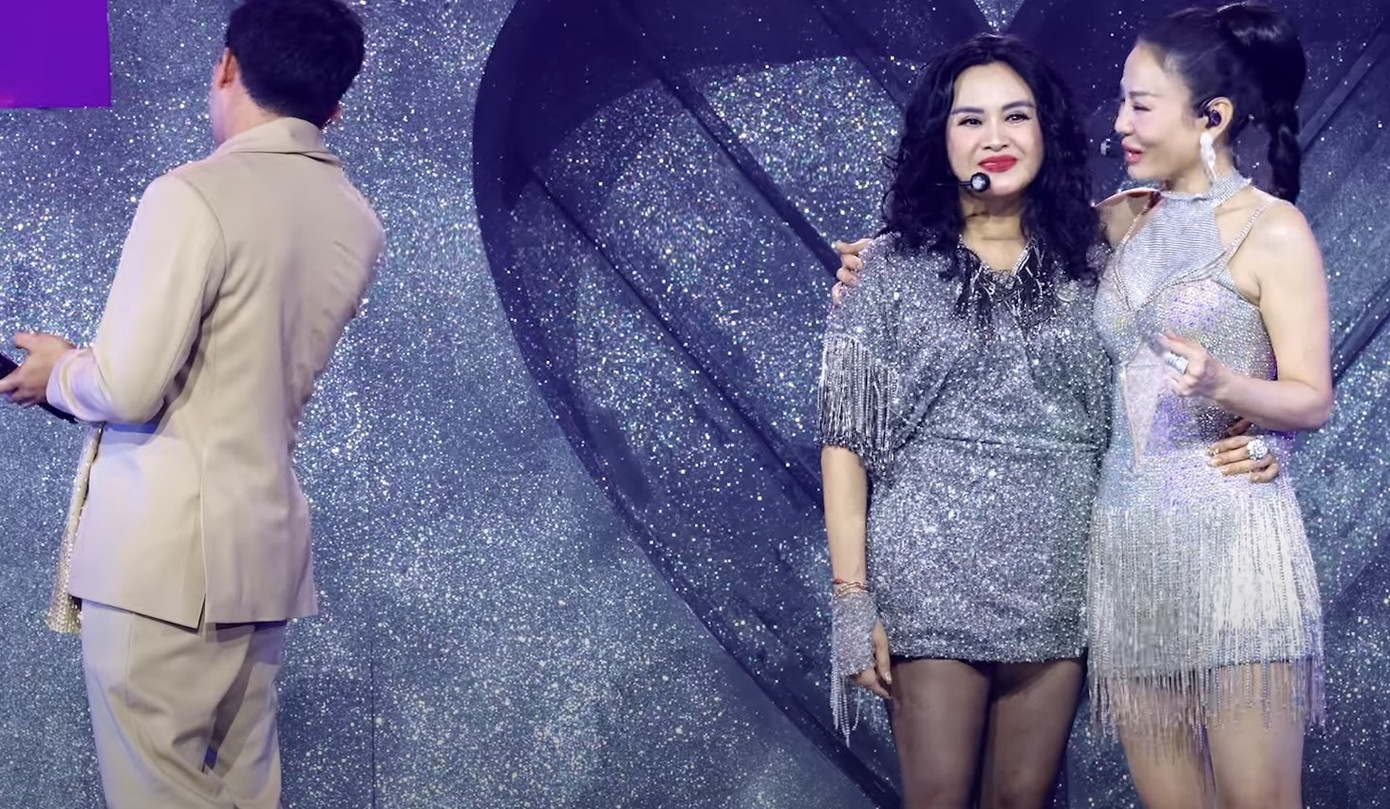 Trấn Thành quay lưng lau nước mắt khi Thu Minh chia sẻ. Trấn Thành quay lưng lau nước mắt khi Thu Minh chia sẻ.