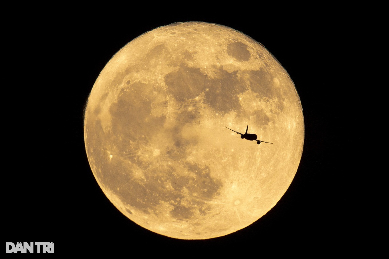 Siêu trăng hiếm gặp trên bầu trời Hà Nội ghi nhận lúc 19:20 ngày 31/8/2023 (Ảnh: Tiến Tuấn).