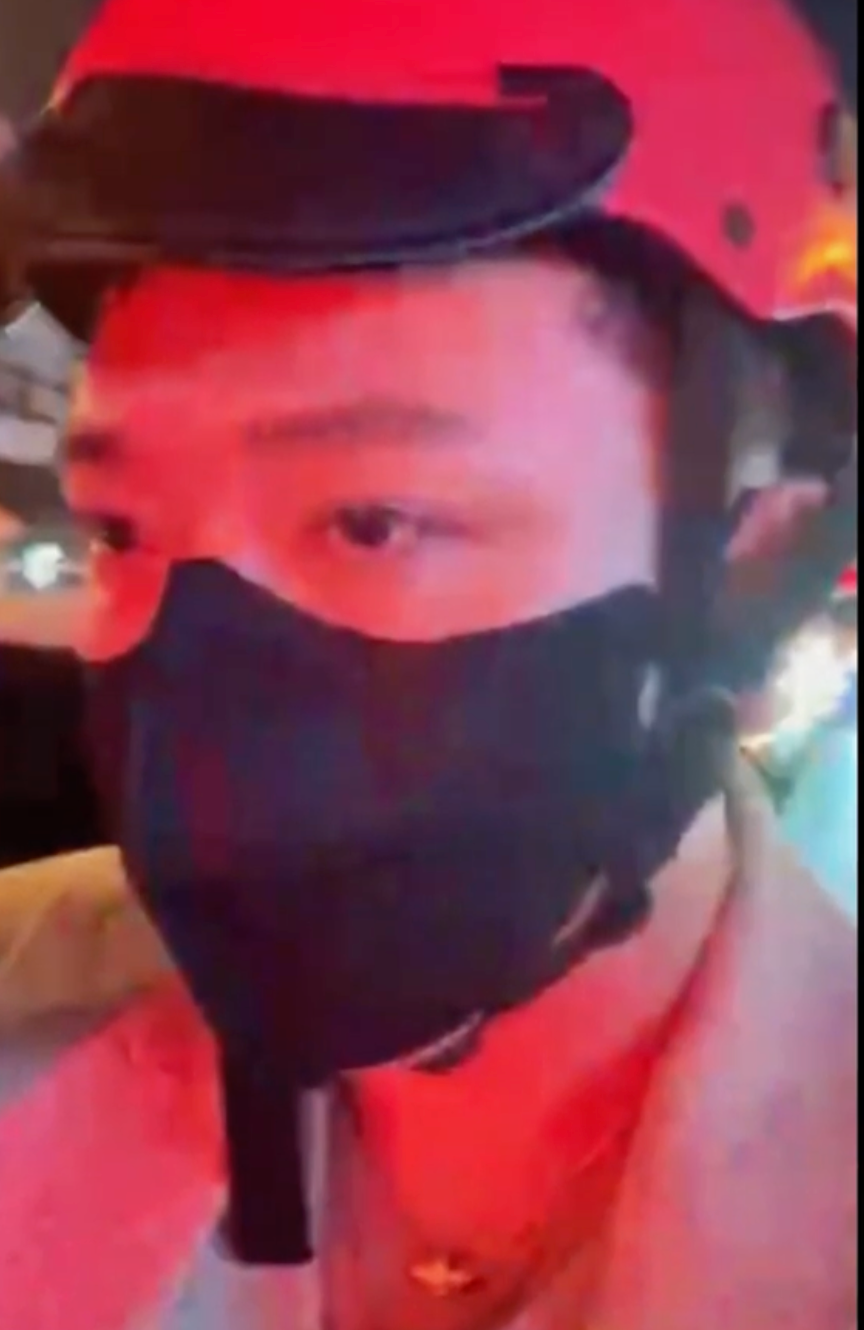 Do tắc đường, Trấn Thành bỏ lại ô tô, di chuyển bằng xe ôm đến concert Anh trai say hi. Do tắc đường, Trấn Thành bỏ lại ô tô, di chuyển bằng xe ôm đến concert Anh trai say hi.