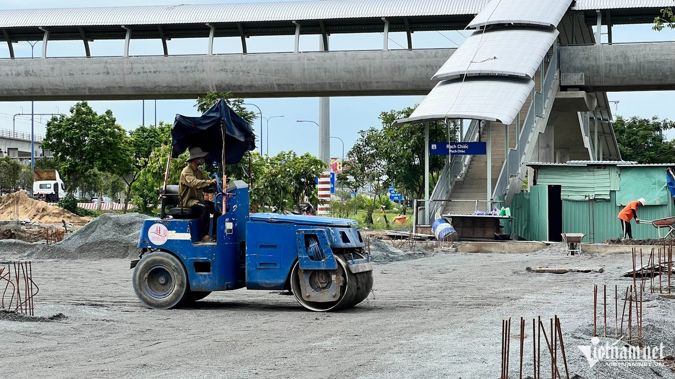 Khi hoàn thiện, bãi giữ xe ga Rạch Chiếc có chỗ đậu riêng cho từng loại xe máy, taxi, xe buýt. Hành khách đi metro sẽ di chuyển theo lối đường dẫn để lên cầu bộ hành, đến nhà ga Rạch Chiếc. Khi hoàn thiện, bãi giữ xe ga Rạch Chiếc có chỗ đậu riêng cho từng loại xe máy, taxi, xe buýt. Hành khách đi metro sẽ di chuyển theo lối đường dẫn để lên cầu bộ hành, đến nhà ga Rạch Chiếc.
