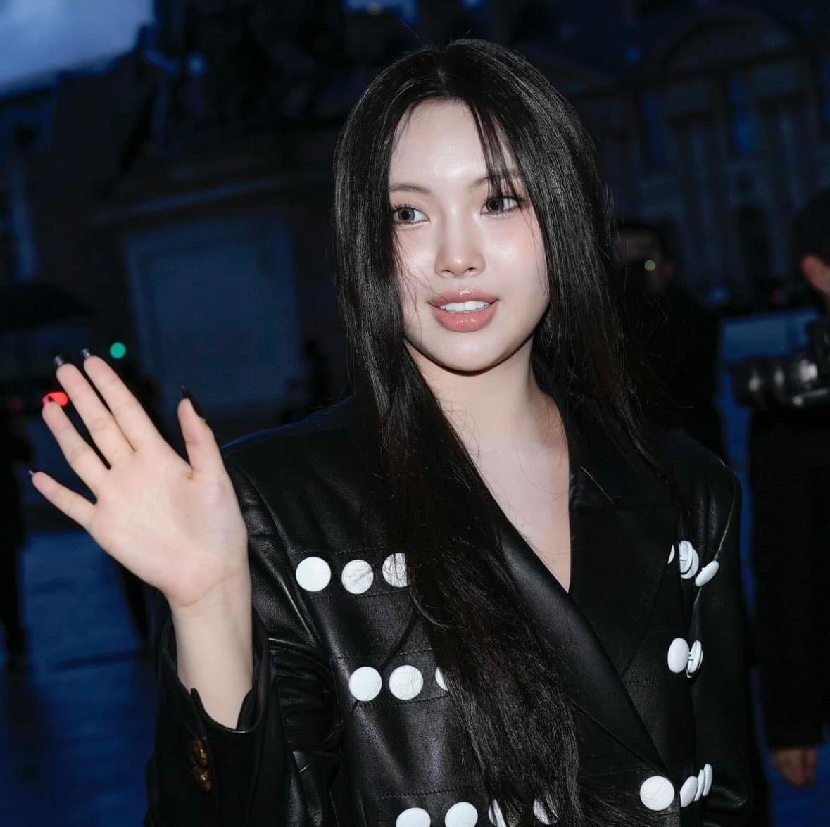 Ở show diễn của Louis Vuitton 2024 có sự xuất hiện của hai đại sứ Hàn Quốc Felix (Stray Kids), Hyein (NewJeans). Cả hai là đại sứ của Louis Vuitton được công bố trong năm 2023. Ở show diễn của Louis Vuitton 2024 có sự xuất hiện của hai đại sứ Hàn Quốc Felix (Stray Kids), Hyein (NewJeans). Cả hai là đại sứ của Louis Vuitton được công bố trong năm 2023.