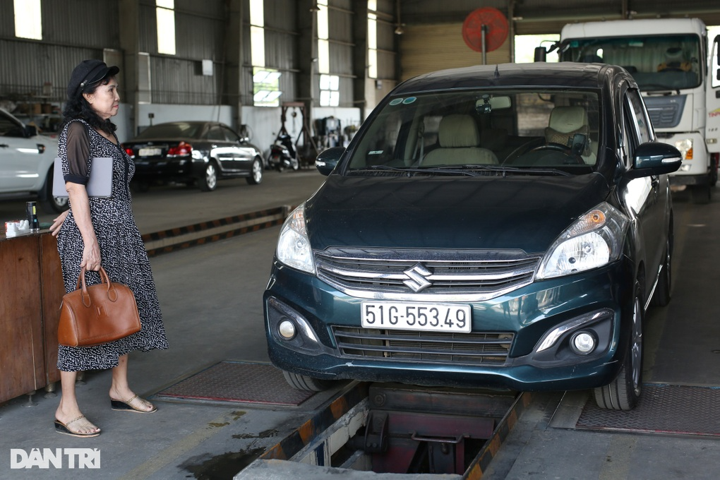 Bà Lệ bên chiếc xe của mình tại Trung tâm Đăng kiểm 50-07V (Ảnh: An Huy).