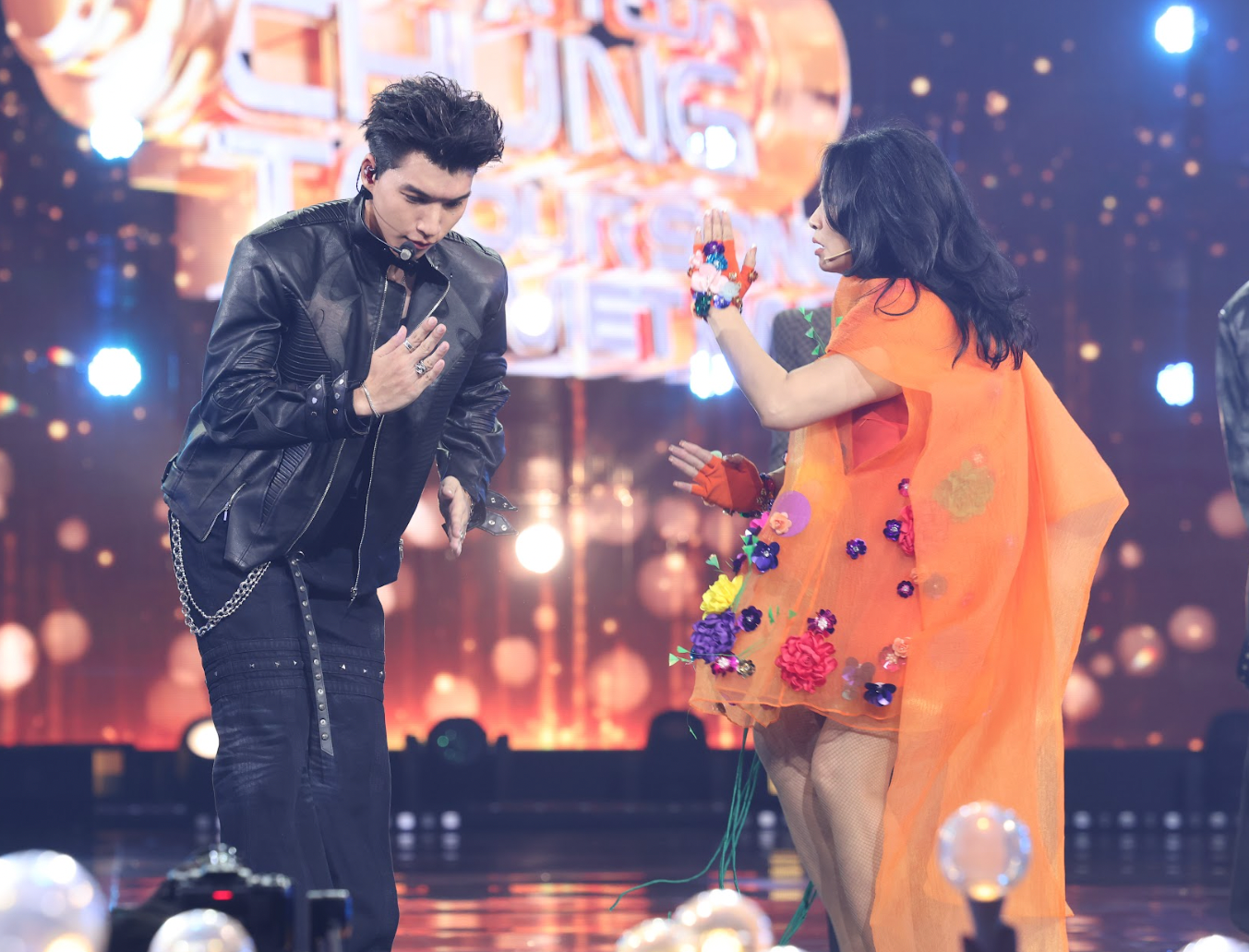 Các anh trai còn có màn giao lưu sôi nổi cùng các nữ nghệ sĩ của chương trình. Trong khi Thu Minh trầm trồ xác nhận vẻ điển trai của 4 anh chàng, Jsol bày tỏ sự hân hạnh khi gặp được thần tượng tuổi thơ - Lương Bích Hữu, Hieuthuhai có màn “dance battle” cùng diva Thanh Lam.