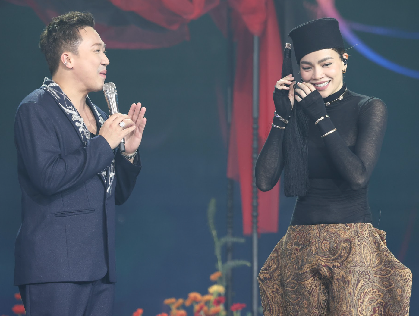 Hồ Ngọc Hà nói cô hồi hộp khi diễn trước nhiều nghệ sĩ đàn chị như Thanh Lam, Ngọc Anh, Thu Minh. &quot;Tôi không dám nhìn vì sợ không diễn được&quot; - Hồ Ngọc Hà nói. Ca sĩ được MC Trấn Thành gợi ý trở thành thí sinh cho mùa 2 của chương trình.